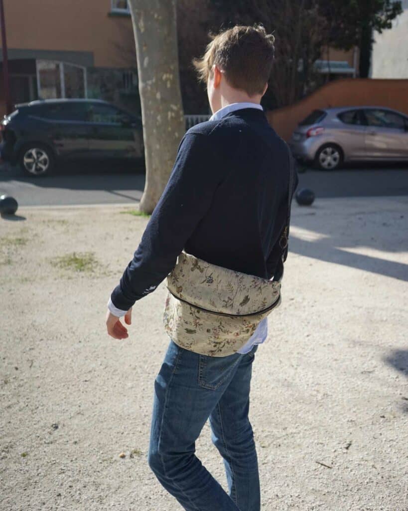 sac banane porté sur le coté